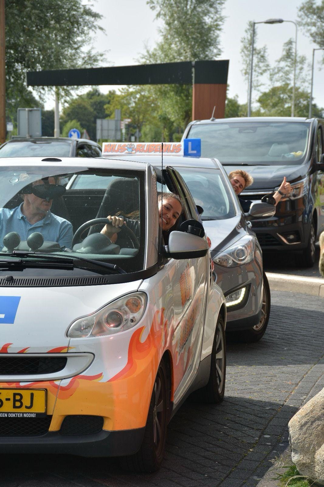 Rijschool Noord-Holland - Student in lesauto met duimen omhoog